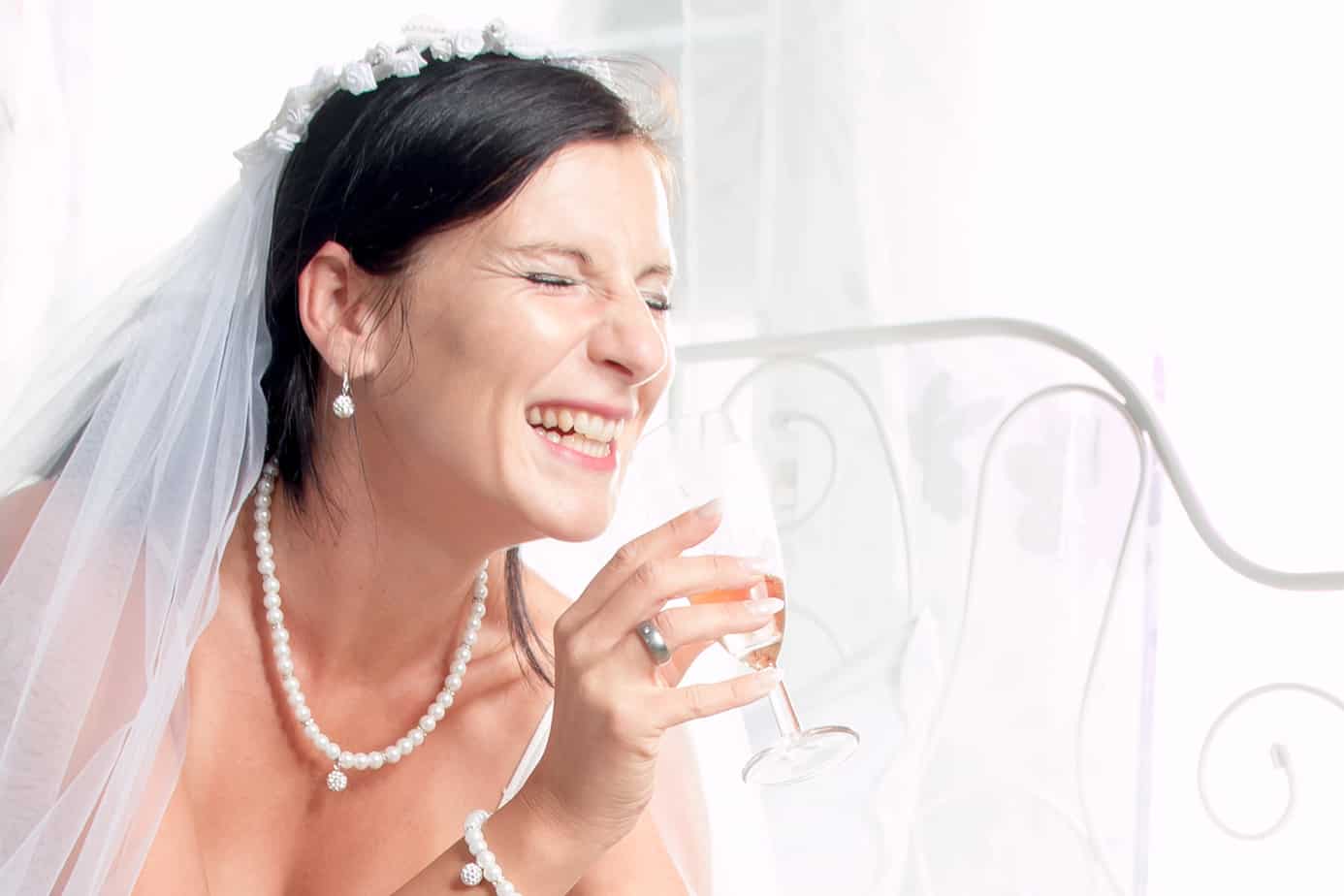 Braut mit Sektglas beim Getting Ready Shooting | Hochzeitsfotograf bilderschlag Erfurt