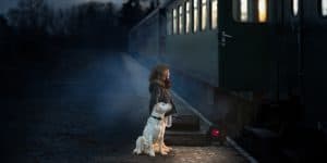 Kinderfotografie mit einem Kind und Hund warten auf den Polarexpress